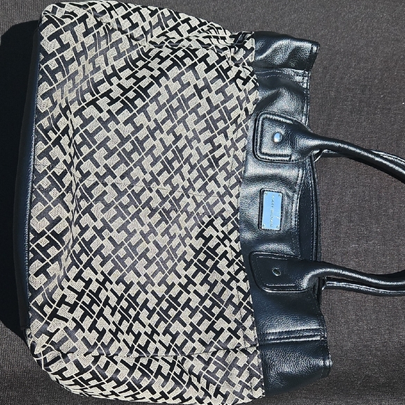 Tommy Hilfiger Handbags - Tommy Hilfiger Black‎ and White Patterned Tote